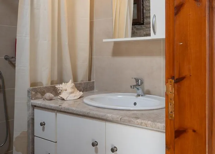 Elizabeth Nyaraló *